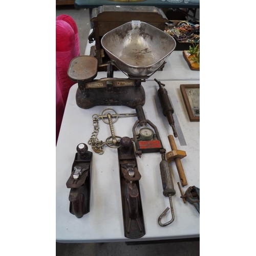 418 - A MIXED GROUP OF ITEMS TO INCLUDE VARIOUS TOOLS, STANLEY PLANES, BALANCE SCALES ETC (QTY)