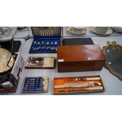 424 - A MIXED GROUP OF SILVER PLATED ITEMS TO INCLUDE VARIOUS BOXED FLATWARE SETS TOGETHER WITH A WOODEN S... 