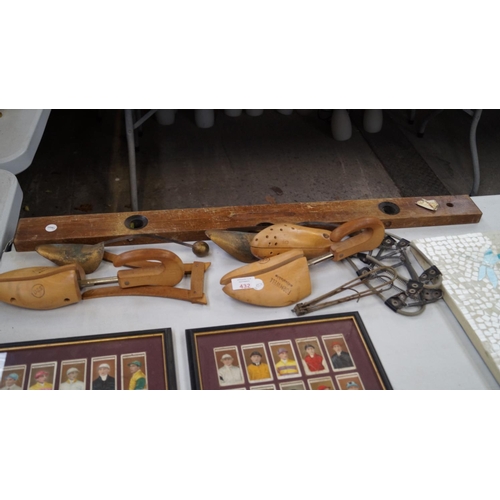 432 - A MIXED GROUP OF VINTAGE ITEMS TO INCLUDE A PAIR OF WOODEN SHOE STRETCHERS, SPIRIT LEVEL ETC (QTY)