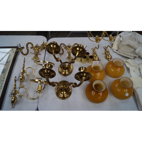 434 - VARIOUS BRASS WALL LIGHT FITTINGS, TOGETHER WITH FOUR AMBER GLASS SHADES (QTY)