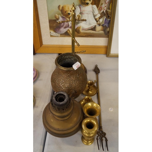 437 - A MIXED GROUP OF COPPER AND BRASS TO INCLUDE VASES, SMALL CANDLE HOLDERS AND MIDDLE EASTERN STYLE VA... 