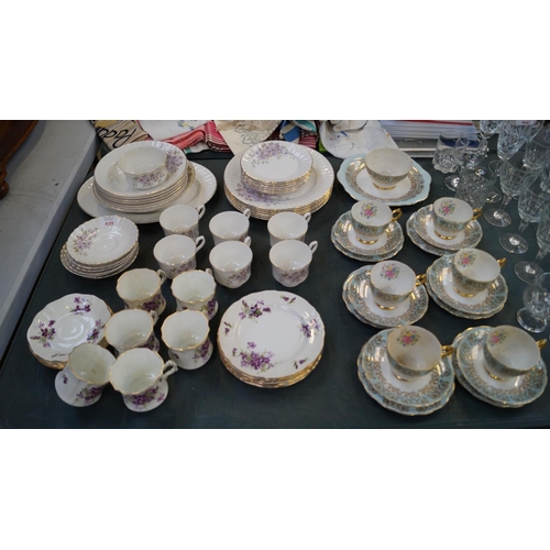 439 - A LARGE COLLECTION OF CERAMICS TO INCLUDE A 'HAMMERSLEY' CHINA DINNER SERVICE AND FURTHER GILT DECOR... 