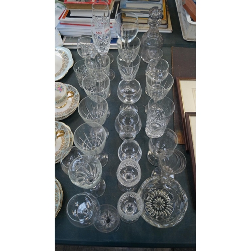 440 - A COLLECTION OF ASSORTED GLASSWARE TO INCLUDE SOME CUT GLASS EXAMPLES (QTY)