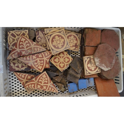 454 - A BOX CONTAINING A LARGE QUANTITY OF VICTORIAN AND LATER TILES (QTY)