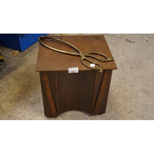 467 - AN ART NOUVEAU STYLE COAL BUCKET TOGETHER WITH A LARGE PAIR OF BRASS TONGS (2)