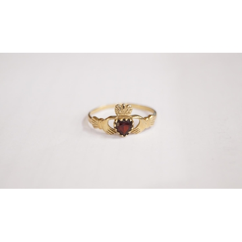 478 - A GARNET SET RING WITH TWO HANDS HOLDING THE CENTRAL STONE, SET TO A 9CT YELLOW GOLD SHANK, WEIGHT 1... 