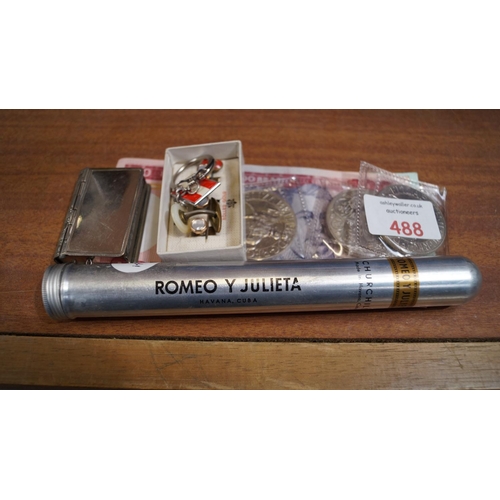 488 - A MIXED GROUP OF ITEMS TO INCLUDE A 'ROMEO Y JULIETA' CASED CIGAR, TWO BRAZILIAN BANK NOTES, THREE C... 