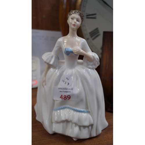 489 - A ROYAL DOULTON LADY FIGURE, HN3222, DRESSED IN WHITE DRESS WITH BLUE BOW