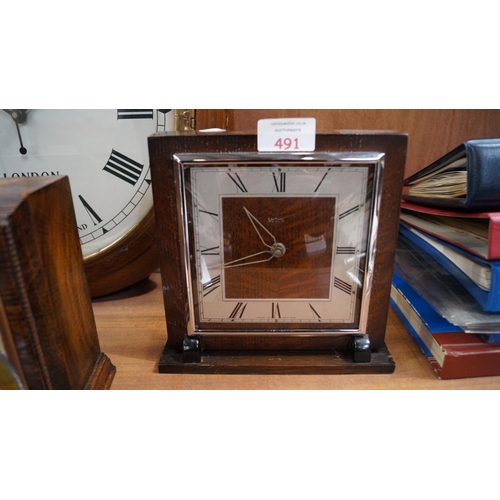 491 - AN EARLY 20TH CENTURY 'SMITHS' OAK CASED MANTLE CLOCK