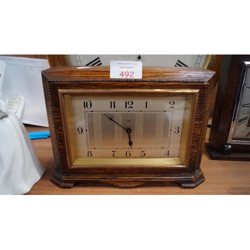 492 - AN EARLY 20TH CENTURY OAK CASED '8 DAY' MANTLE CLOCK