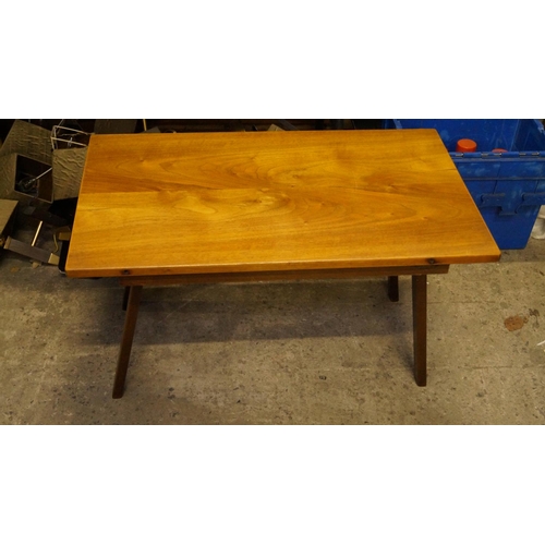 476 - A 'BEAUTILITY' RETRO SMALL TEA TABLE WITH FOLD OUT LEGS