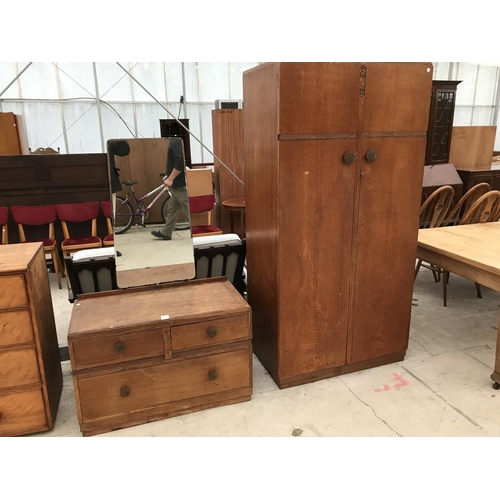 946 - AN OAK DRESSING TABLE WITH TWO SHORT AND ONE LONG DRAWER AN UNFRAMED BEVEL EDGE MIRROR AND A MATCHIN... 