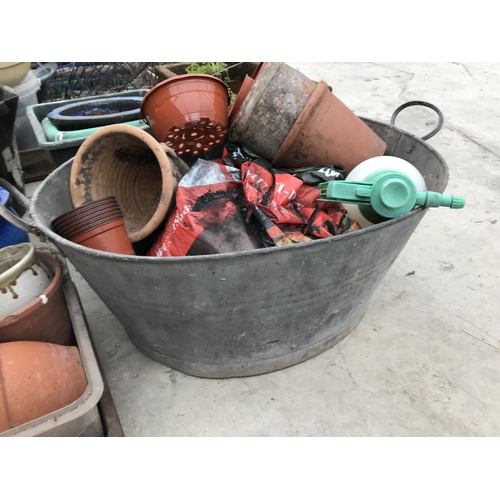 86 - A VINTAGE GALVANISED BATH AND A LARGE QUANTITY OF PLANTERS, BIRD FEEDERS, FENCE PRESERVE ETC