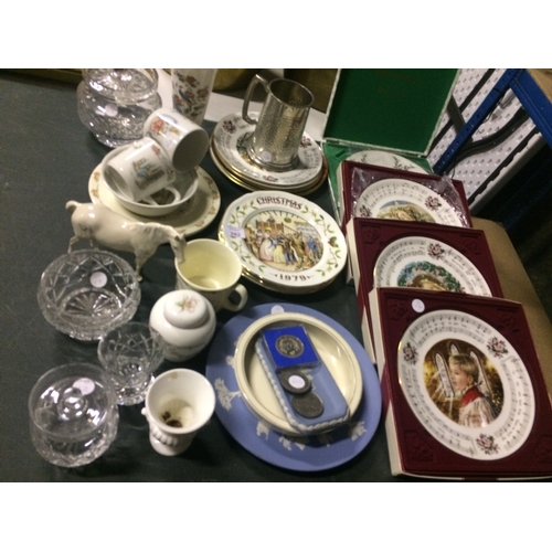 382 - A SELECTION OF POTTERY AND GLASS TO INCLUDE THREE WEDGWOOD PETER RABBIT ITEMS, ROYAL DOULTON BUNNYKI... 