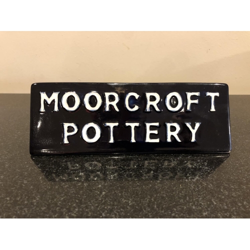 318 - A MOORCROFT POTTERY DOUBLE SIDED POINT OF SALE ADVERTISING PRISM NAME PLAQUE, LENGTH 18CM, RRP £175 ... 