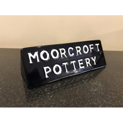 318 - A MOORCROFT POTTERY DOUBLE SIDED POINT OF SALE ADVERTISING PRISM NAME PLAQUE, LENGTH 18CM, RRP £175 ... 