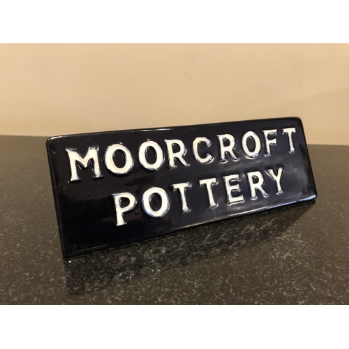 318 - A MOORCROFT POTTERY DOUBLE SIDED POINT OF SALE ADVERTISING PRISM NAME PLAQUE, LENGTH 18CM, RRP £175 ... 