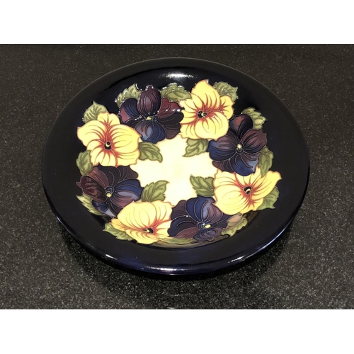 325 - A MOORCROFT POTTERY DESIGN TRIAL SHALLOW DISH / BOWL IN THE 'DUO CLEMATIS' PATTERN, RRP £495, DATED ... 