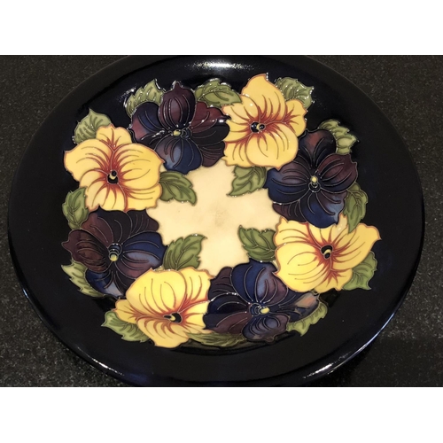 325 - A MOORCROFT POTTERY DESIGN TRIAL SHALLOW DISH / BOWL IN THE 'DUO CLEMATIS' PATTERN, RRP £495, DATED ... 