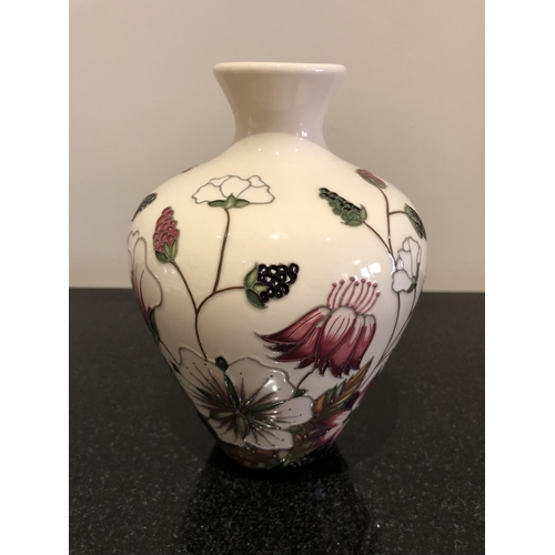 326 - A MOORCROFT POTTERY VASE DECORATED IN THE 'BRAMBLE REVISITED' PATTERN DESIGNED BY ALICIA AMISON, SHA... 