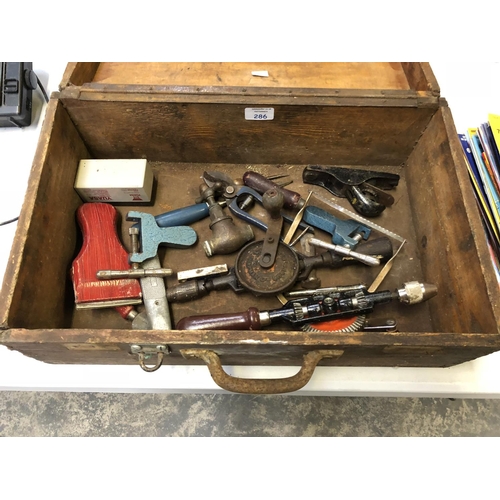 286 - A PINE WOODEN TOOL CHEST CONTAINING A SMALL QUANTITY OF TOOLS TO INCLUDE 'CHAPMAN' AND STANLEY DRILL... 