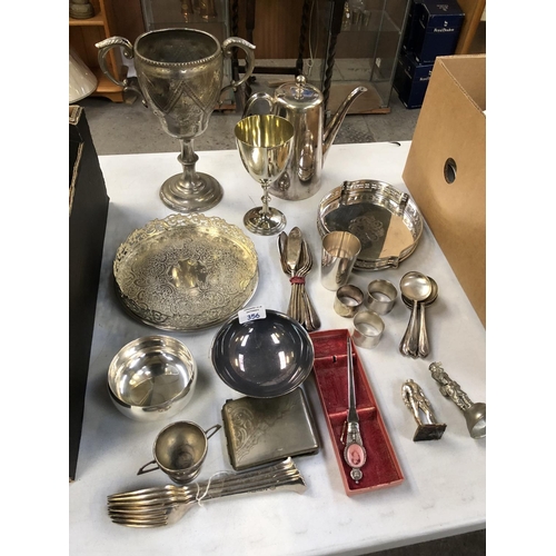 356 - A LARGE MIXED GROUP OF SILVER PLATED ITEMS TO INCLUDE TWIN HANDLED TROPHY, COFFEE POT, GILT LINED GO... 