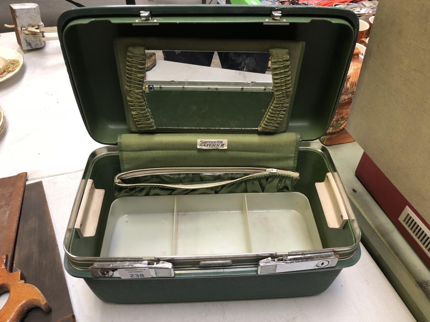 A RETRO 1960 S SAMSONITE SATURN II VANITY CASE