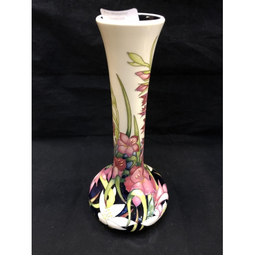 323 - A LIMITED EDITION (19/50) MOORCROFT POTTERY VASE DECORATED IN THE 'WILD GLADIOLI' PATTERN DESIGNED B... 