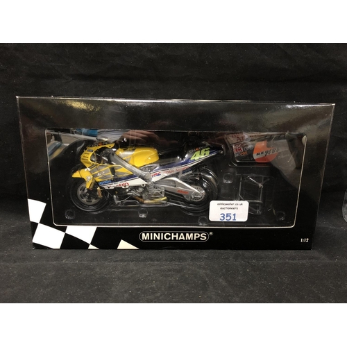 351 - A 'MINICHAMPS' 1:12 SCALE REPLICA GP 500 RACING BIKE MODEL - HONDA NSR 500 VALENTINO ROSSI, 2001, MO... 