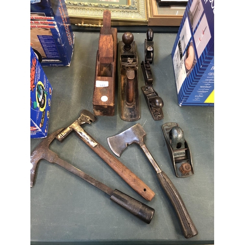 349 - A MIXED GROUP OF VINTAGE TOOLS TO INCLUDE A 'WHITMORE' NO 110, STANLEY NO 2 PLANE ETC (QTY)