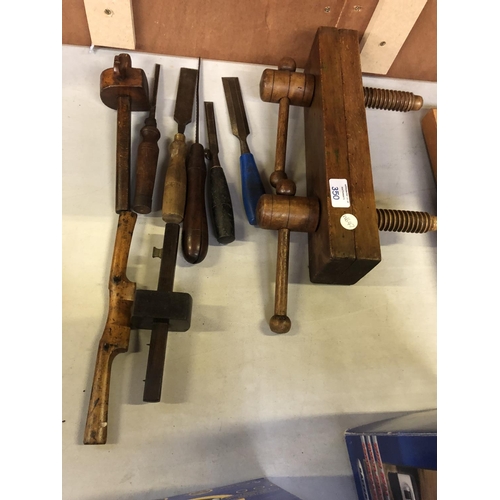 350 - A MIXED COLLECTION OF VINTAGE WOODEN TOOLS TO INCLUDE VARIOUS VICES, FILES ETC (QTY)