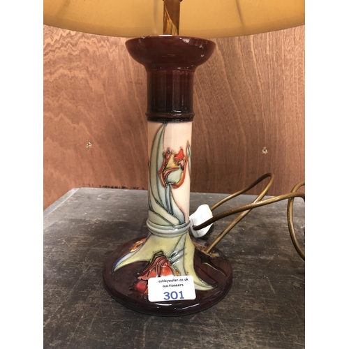 301 - A MOORCROFT POTTERY CANDLESTICK LAMP BASE & SHADE DECORATED IN THE 'RED TULIPS' PATTERN DESIGNED BY ... 