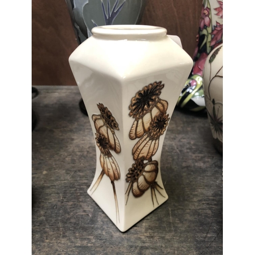 316 - A NUMBERED EDITION (6) MOORCROFT POTTERY VASE DECORATED IN THE 'POPPY SEED HEADS' PATTERN DESIGNED B... 