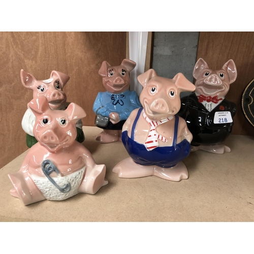 218 - A FAMILY OF FIVE 'NATWEST WADE' PIG MONEY BANKS TO INCLUDE MOTHER, FATHER, AND BABY, ETC (5)