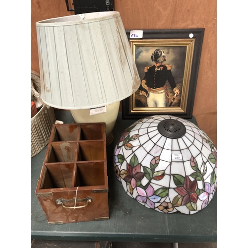 220 - A GROUP OF FOUR ITEMS TO INCLUDE AN ART DECO STYLE TIFFANY GLASS SHADE, SIX BOTTLE WINE CARRY CASE, ... 