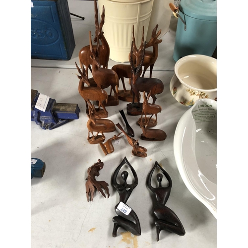 229 - A GROUP OF 15 DECORATIVE WOODEN MODELS OF ANTELOPES AND FURTHER FIGURES, ETC (15)