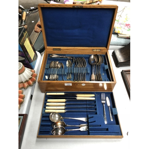 251 - AN EARLY TO MID 20TH CENTURY LIGHT OAK CASED CANTEEN OF CUTLERY COMPRISING VARIOUS SILVER PLATED CUT... 