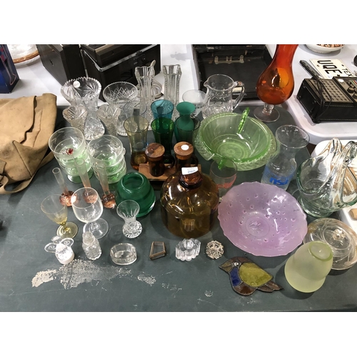 260 - A LARGE COLLECTION OF VARIOUS ASSORTED GLASS TO INCLUDE COLOURED GLASS, CUT GLASS ART DECO GREEN GLA... 