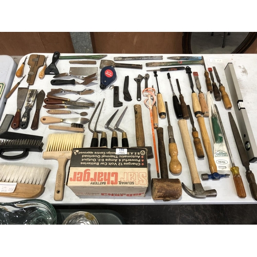 261 - A LARGE MIXED GROUP OF VARIOUS VINTAGE TOOLS TO INCLUDE HAMMERS, MALLETS, ADJUSTABLE WRENCHES, BRUSH... 