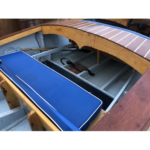 52 - A GOOD QUALITY 'RIVA' STYLE MARINE PLY SPEED / POWER BOAT - 12 FEET LONG AND AN AS NEW, SINGLE AXLE ... 