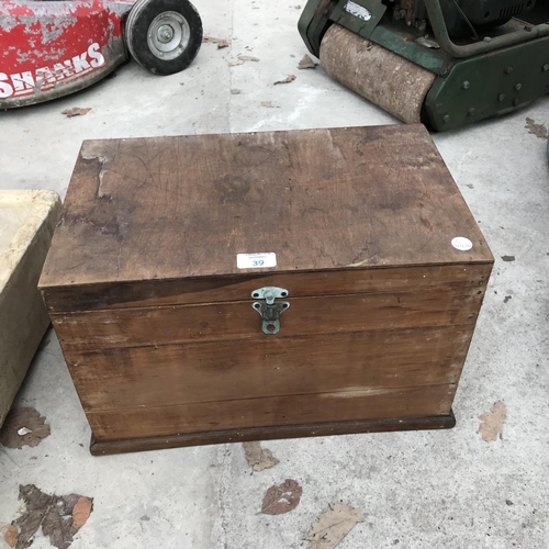 39 - A SMALL VINTAGE WOODEN CHEST WITH INNER TOOL DRAWER