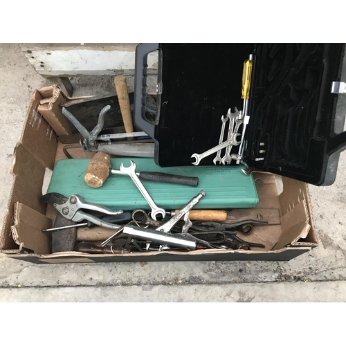 57 - A SMALL WOODEN WORK BENCH WITH WOOD VICE, A VINTAGE FRET SAW AND A BOX OF SPANNERS AND TOOLS