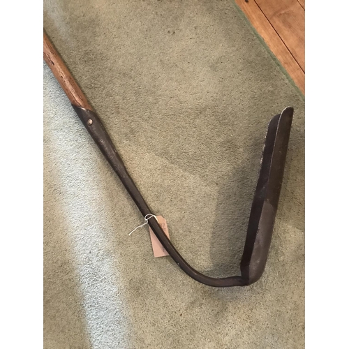 219 - A VINTAGE CAST IRON SWAN NECK DRAINING TOOL