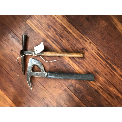 269 - A VINTAGE ROOFER'S HAMMER AND A PICK AND AXE