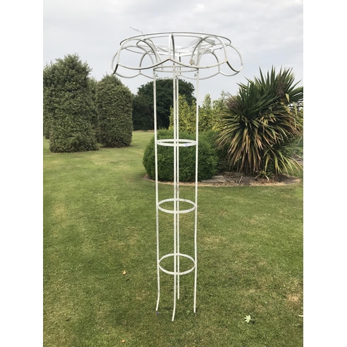 39 - AN ORNATE WHITE METAL HANGING BASKET AND PLANT STAND - HEIGHT 212 CM (PLANTS NOT INCLUDED)