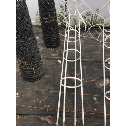 40 - AN ORNATE WHITE METAL HANGING BASKET AND PLANT STAND - HEIGHT 212 CM (PLANTS NOT INCLUDED)