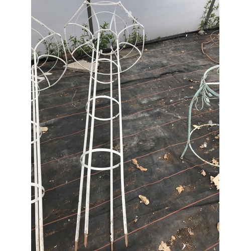 42 - AN ORNATE WHITE METAL HANGING BASKET AND PLANT STAND - HEIGHT 212 CM (PLANTS NOT INCLUDED)