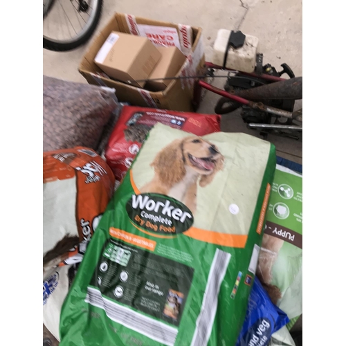 48 - A LARGE QUANTITY OF VARIOUS DOG FOOD (INCLUDING WAGG) AND A PET CARRIER