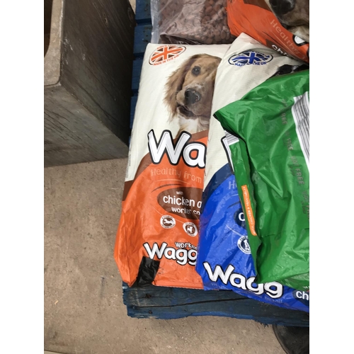 48 - A LARGE QUANTITY OF VARIOUS DOG FOOD (INCLUDING WAGG) AND A PET CARRIER