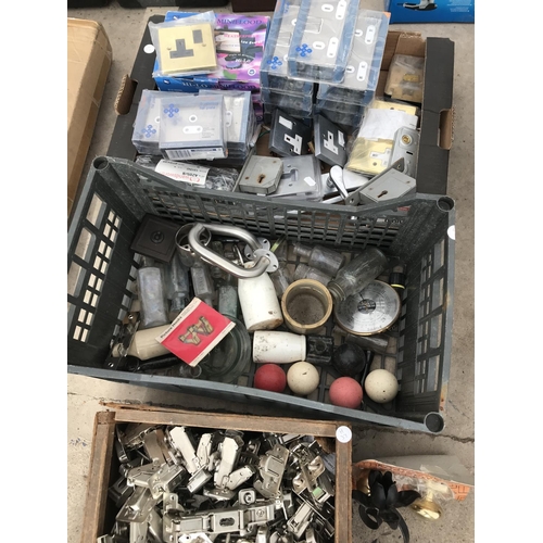 52 - A MIXED HARDWARE LOT TO INCLUDE CHROME DOUBLE PLUG SOCKETS, CABINET DOOR BRACKETS, BOTTLES, LOCKS ET... 